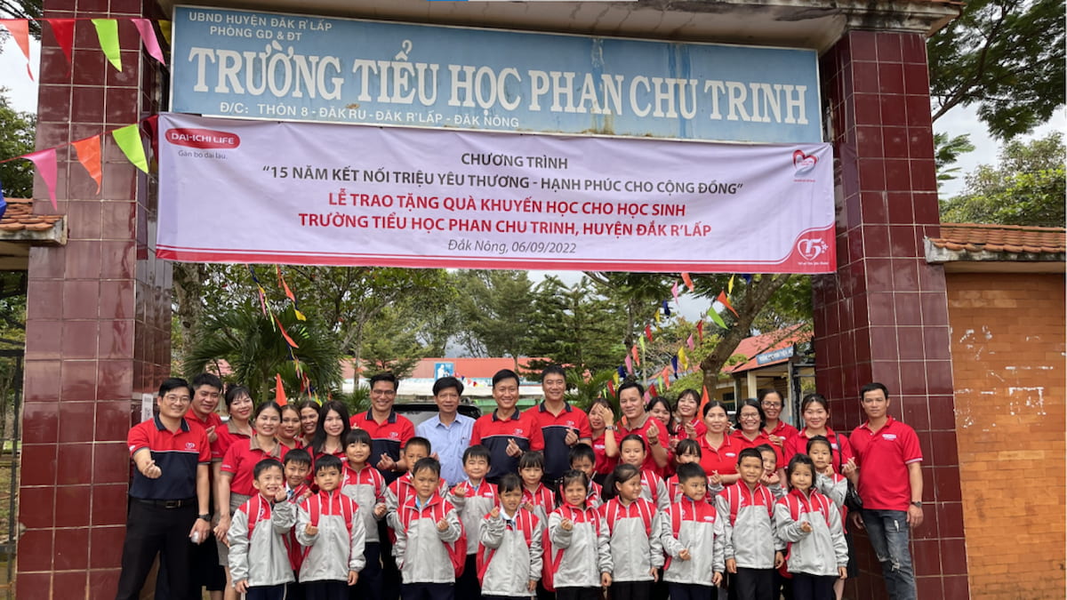 Chiều cùng ngày, các đại diện Ban Giám Đốc Dai-ichi Life Việt Nam tiếp tục đến thăm, trao tặng 150 phần quà cho các em học sinh trường Tiểu học Phan Chu Trinh, huyện Đắk R'lấp, tỉnh Đắk Nông.